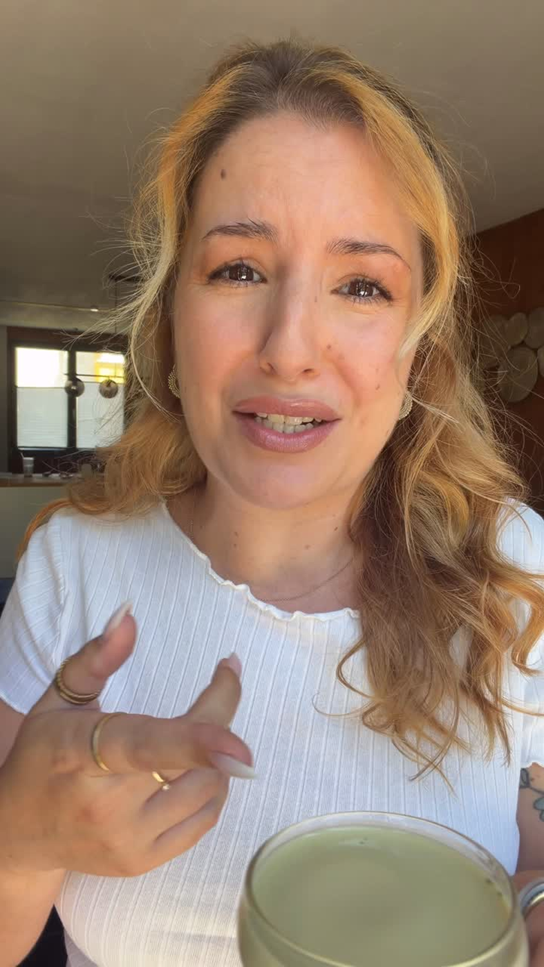 Sarah mit einem grünen Getränk